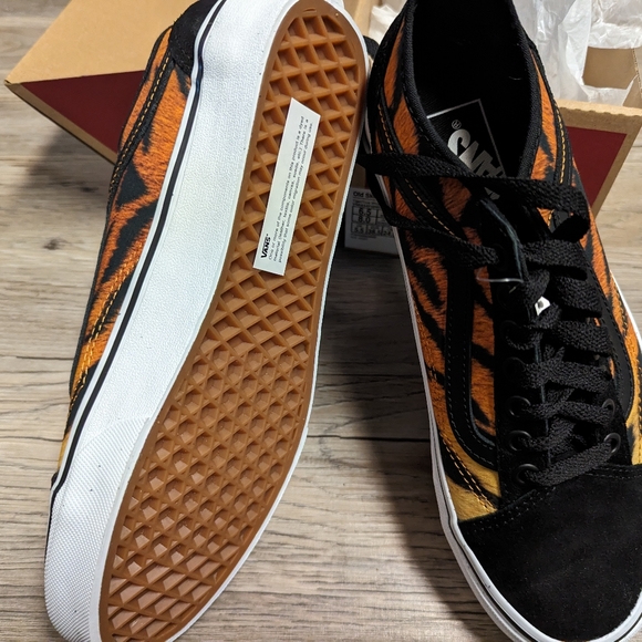 New in box Vans old Skool tapered suede with tiger motif - Picture 2 of 4
